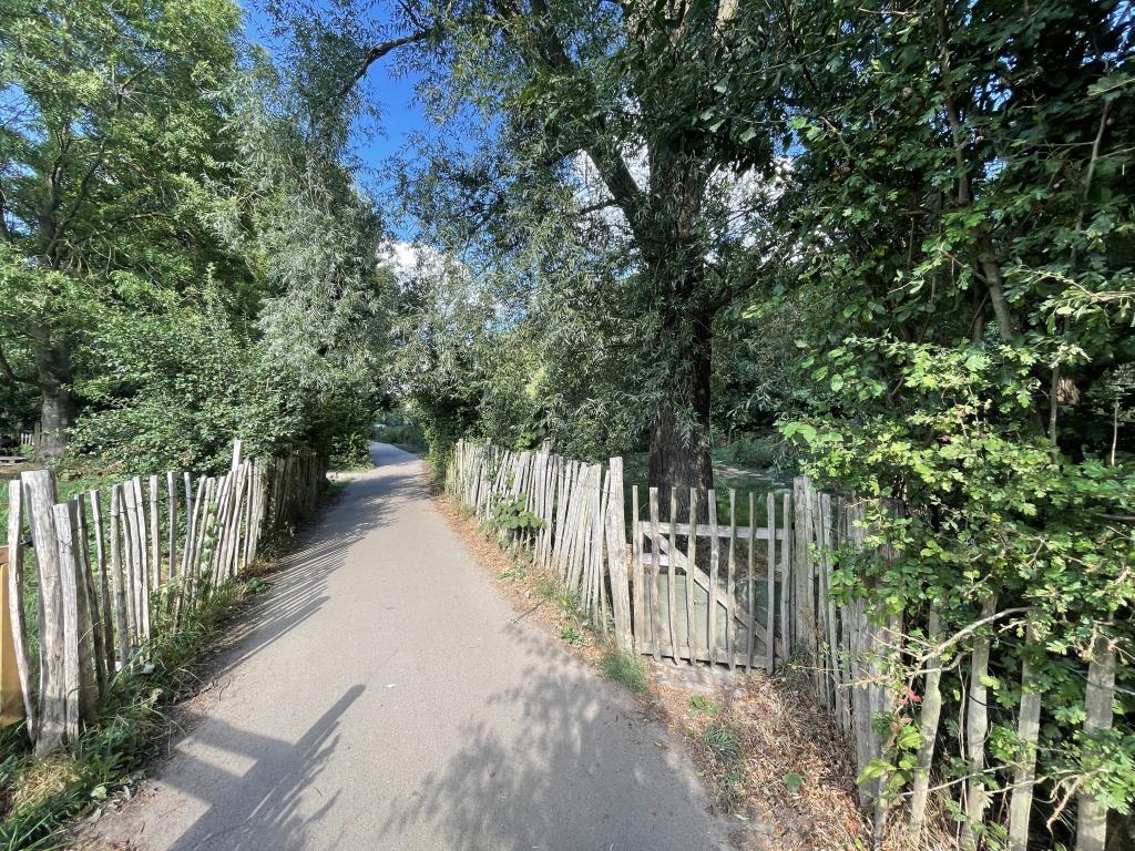 Lot: 39 - LOVELY PARCEL OF LAND WITH FRONTAGE TO RIVER MEDWAY - Towpath and Land